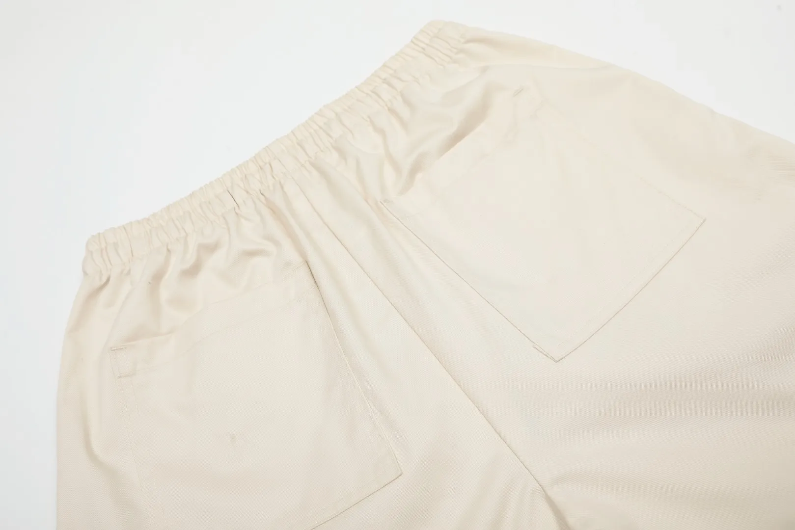 P166 💰 "Top quality" Style number: 1102# [Ralph Lauren Paul small label war horse basic classic shorts] ✅Ralph Lauren Ralph Lauren dopamine war horse small label outdoor shorts ✅Summer fresh, classic and versatile drawstring basic classic shorts ✅Lazy style must-have item The upper body has a fresh feeling ✅Nylon silk floss is smooth and soft, highly breathable and not stuffy ✅Specialized for platform live broadcast, wholesale entity, summer running volume ✅Simple and easy to match, light American style, super great ✅Standard for summer, small and sexy is YYDS, a must-have for petite girls. Size: S-L #Elastic waistline can be stretched. Color: Black, White, Light Blue, Off-white, Pink, Light Green, Khaki